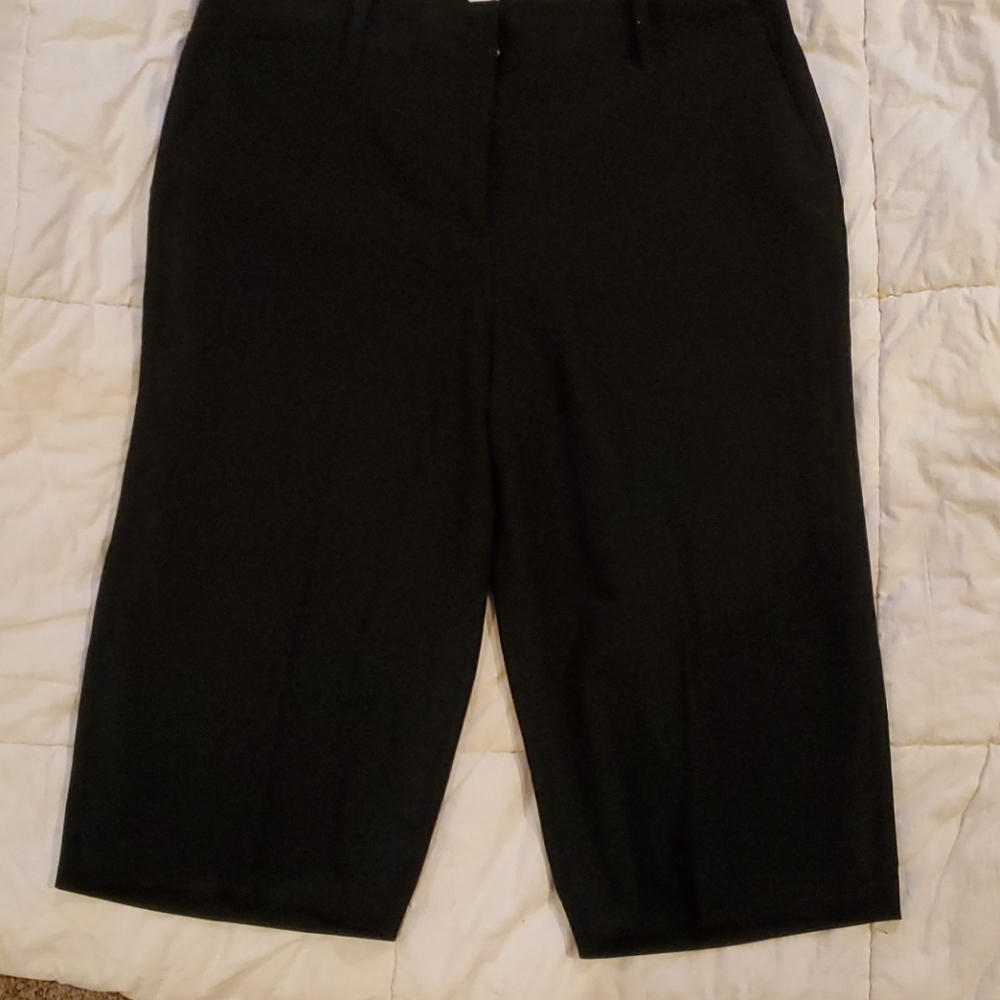 Black dress capris size 8 by Larry Levine